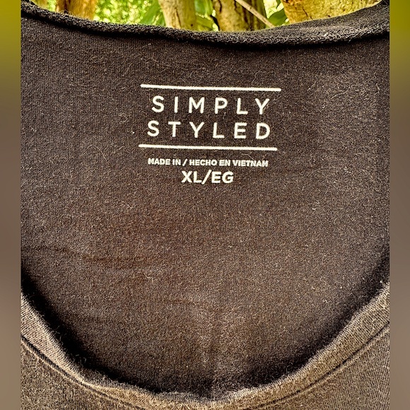 XL Simply Styled women’s black scoop neck t-shirt - Picture 8 of 9